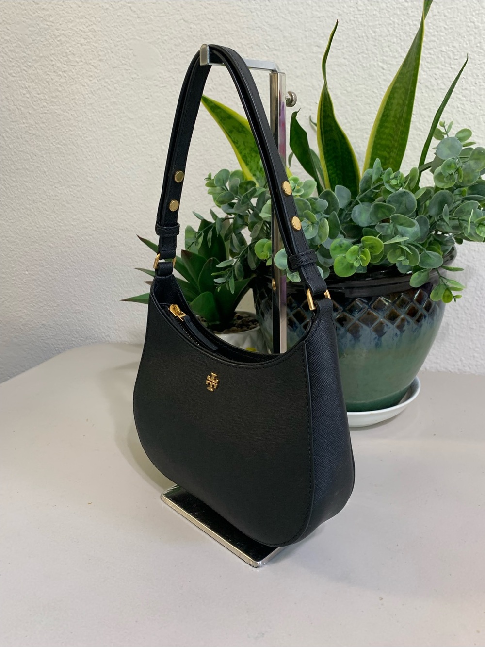 👜💕 Tory Burch Black Saffiano Crescent Shoulder Bag with Gold Logo - Picture 3 of 9